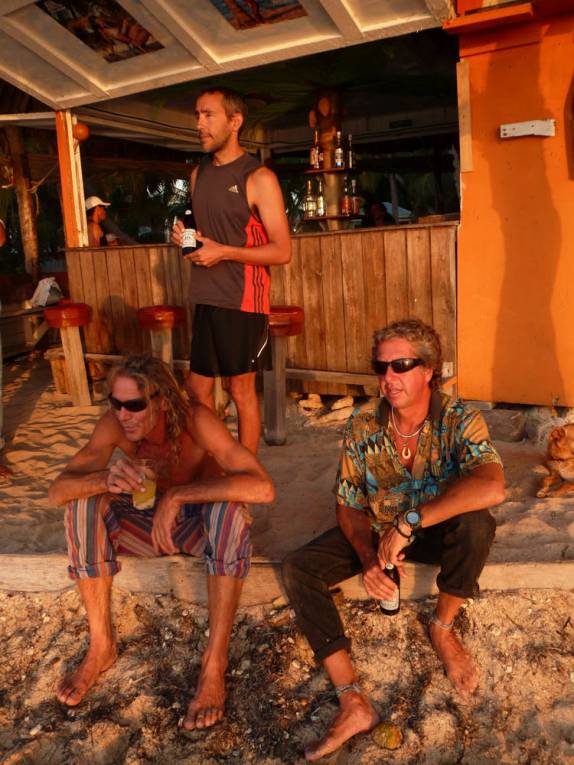 Com o Gaston e o Chris durante fim de tarde em Tobacco Caye, na grande barreira de corais de Belize